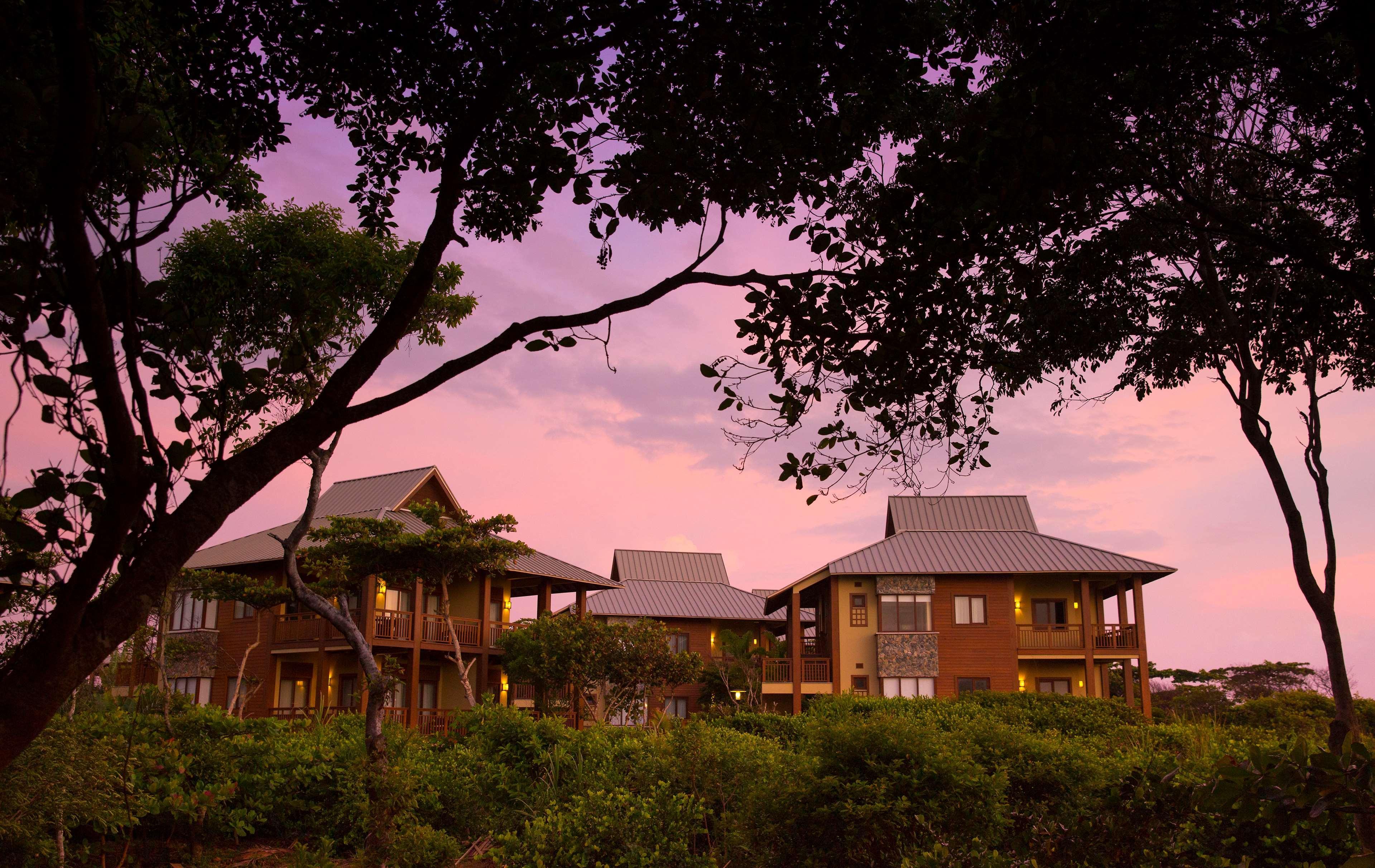 Indura Beach & Golf Resort Curio Collection By Hilton Tela Exterior photo